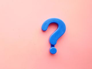 Blauw vraagteken op roze achtergrond